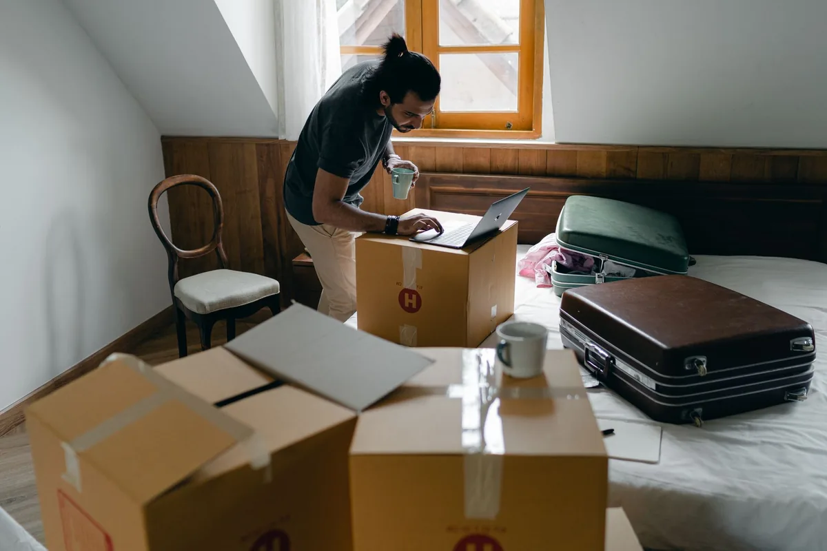 Kartons und ein Koffer stehen in einem Büro zum Packen bereit