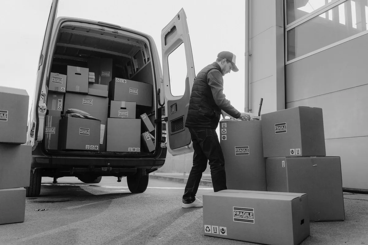 Ein Transporter wird an einer Laderampe mit Kartons beladen